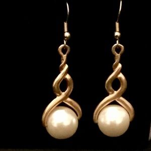Gold pearl drop earrings